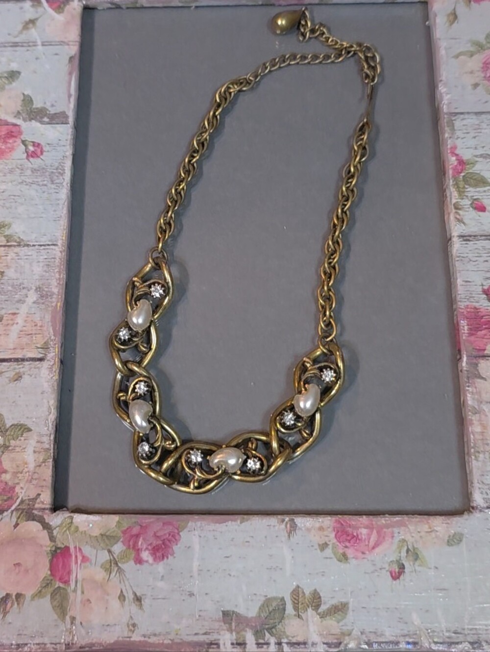 Gold Tone "Baby tooth" Faux pearl and rhinestone link necklace